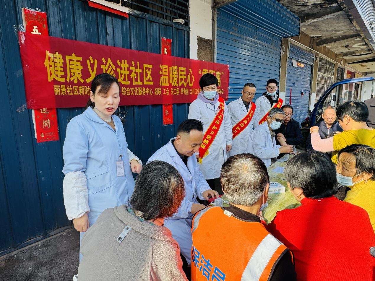 健康义诊进乡村服务百姓暖人心,健康义诊下基层医疗服务暖人心