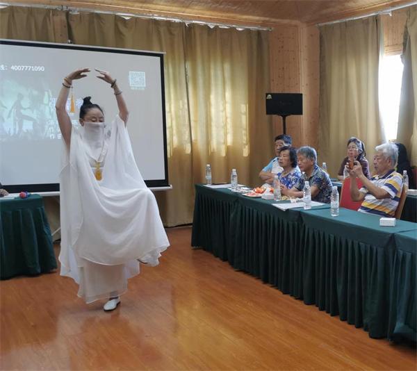 快乐旅居基地就是不一样！网红“赵老师”来举栗子