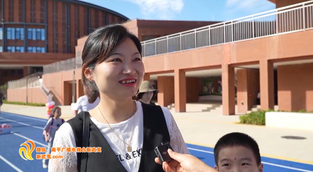 新学期新气象直击开学第一天,开学季新校园新活力