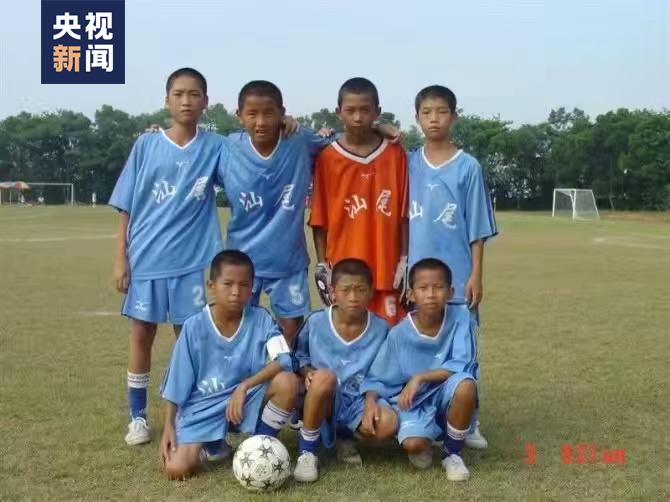 踢足球帅气射门视频,足球场上超帅过人瞬间