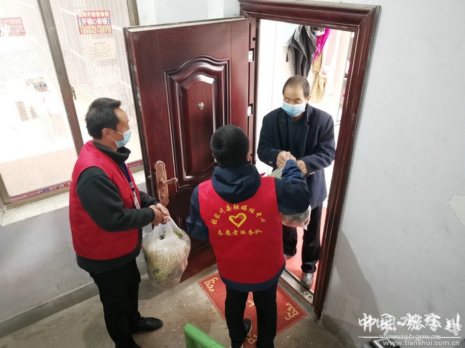 张家川:社区志愿者变身“代购员”生活物资配送全覆盖