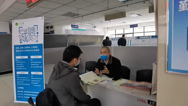 郑州线下招聘受疫情影响较大，@求职者：双“11”逛人才市场找工作啦