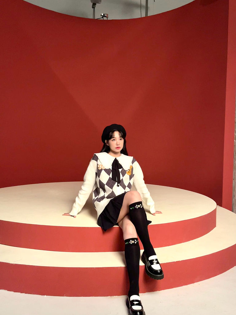 徐梦洁的冬季穿搭显高显腿长,徐梦洁白衬衫百褶裙