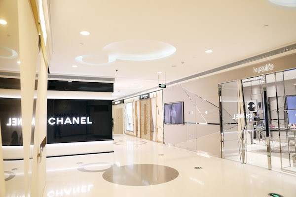 “3个月都排不上”“半个小时就空了”，不靠主播，线下美妆专柜靠什么圈粉？