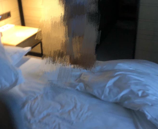 妻子趁孩子上课出轨被丈夫发现,妻子趁娃上学出轨被抓