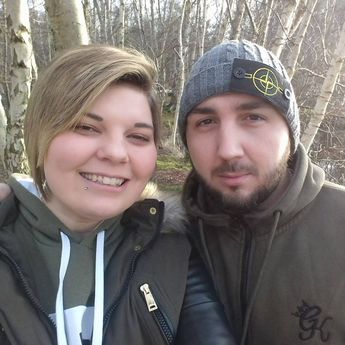 英国一男婴被家里的狗咬死，当时妈妈在沙发上睡着，爸爸在外抽烟