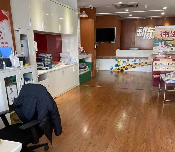 当寒假没了学科培训班，今天杭州街头这一幕叫人感慨万千