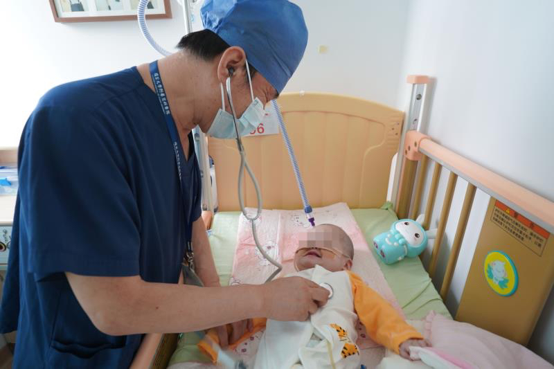 早产儿900克,超低体重990克的早产宝宝