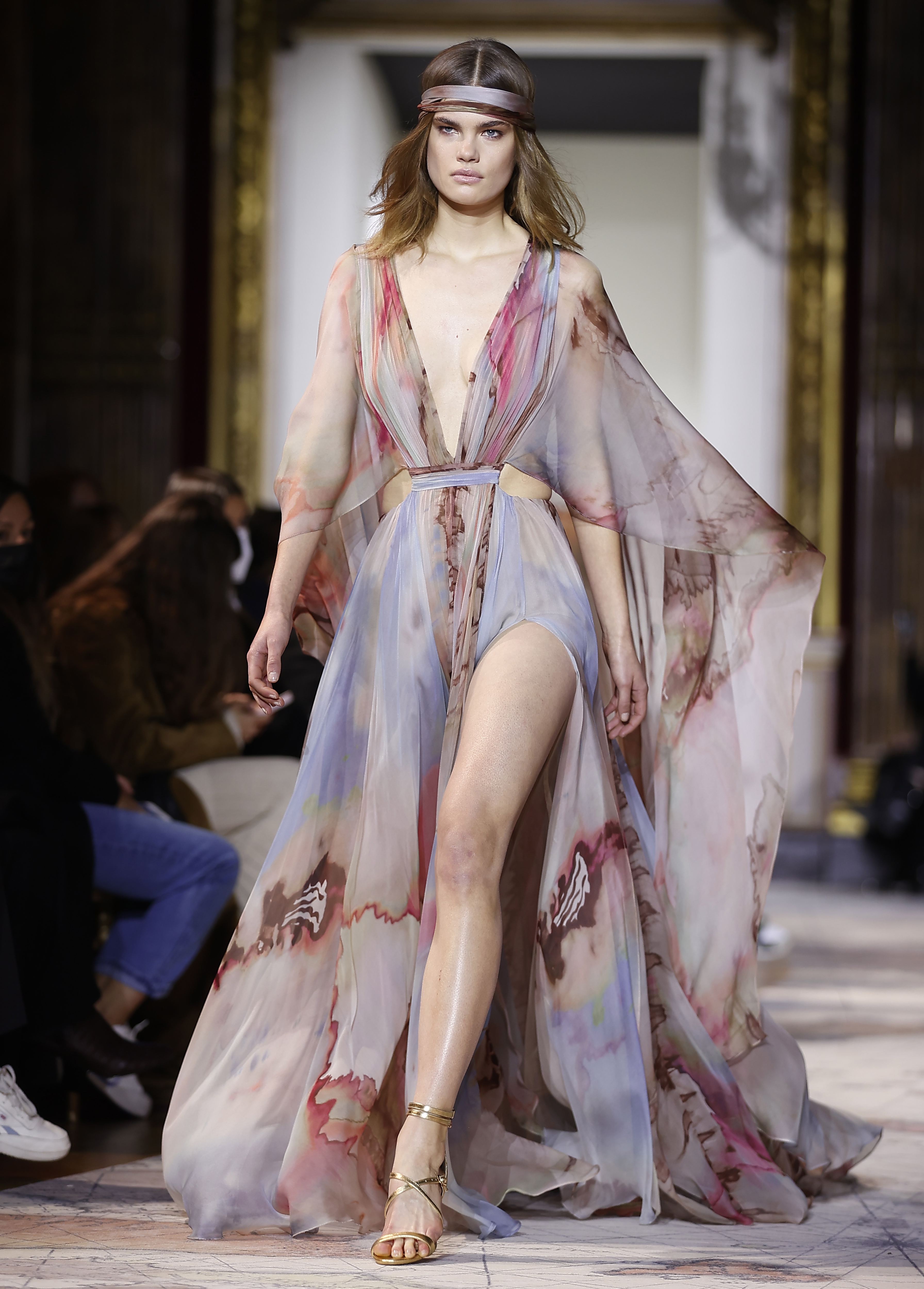 巴黎时装周jisoo服装全球首穿,巴黎高定时装周2024