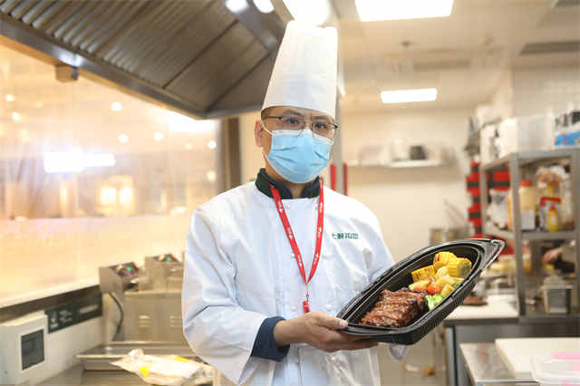 新春走基层镜头里的幸福中国,新春走基层拜年了致敬一线坚守者