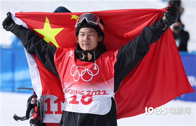 易烊千玺新闻联播领唱,易烊千玺长津湖发布会搞笑