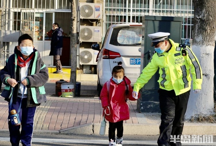 冰墩墩迎新生,冰墩墩迎开学
