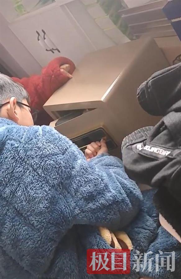 小姐弟看攻略自制工具打开保险柜，律师：网授开锁技巧涉嫌犯罪