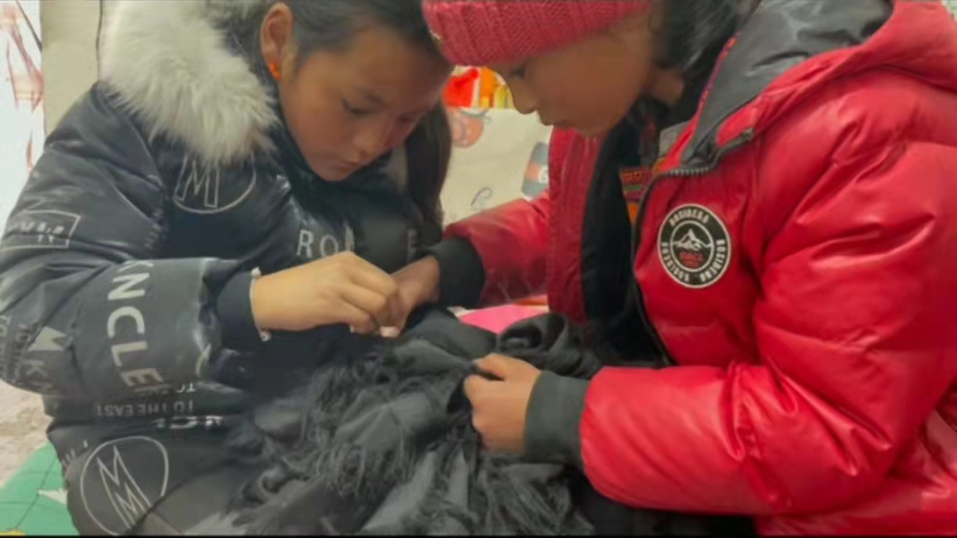 学生熟练帮老师缝补裙子,女孩帮老师洗衣服