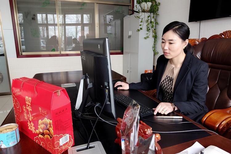 新农人努力拼搏的样子,新农人唤醒乡村新活力