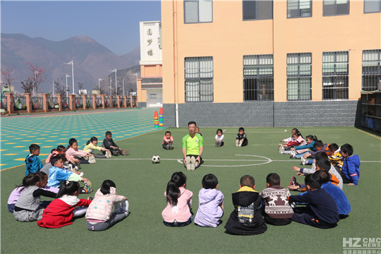 会泽县第二幼儿园：“少年足球”嗨起来
