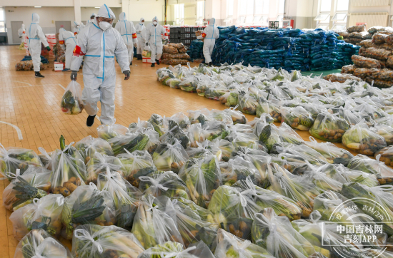 特别现场丨配送中心24小时运转！记者直击：“蔬菜包”如何送进小区大门里？