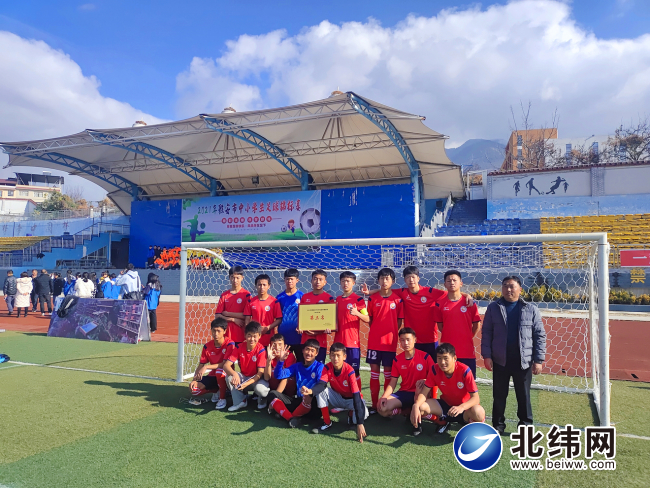 足球特色学校主要工作做法及特色,足球体现团结的精神