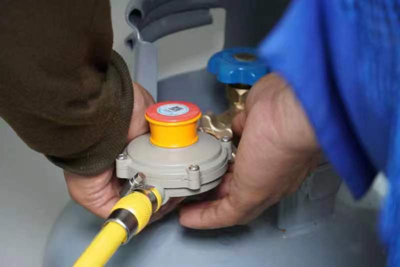 社区换燃气软管帮居民清理,居民燃气用户安全装置加装