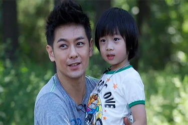 林志颖陈若仪活动现场赛车,林志颖娇妻陈若仪穿热裤秀