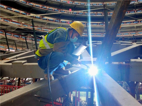 ·用汗水和智慧攻坚克难260吨单层球面网壳结构为太阳酒店“加冕”