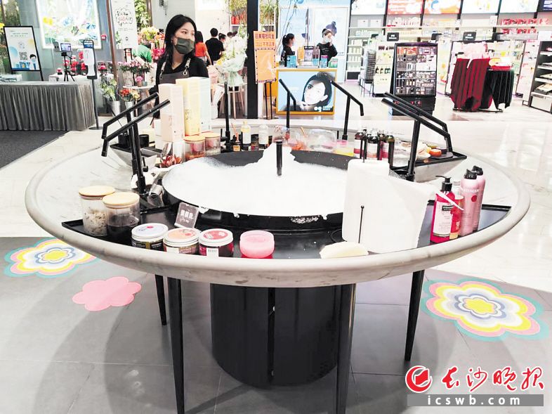 年轻人香水适合果香还是花香,年轻人香水中性推荐