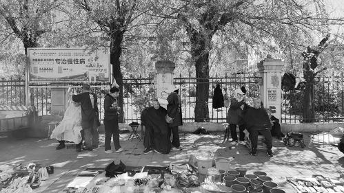 街头理发师打扫卫生,印度街头疯狂理发师