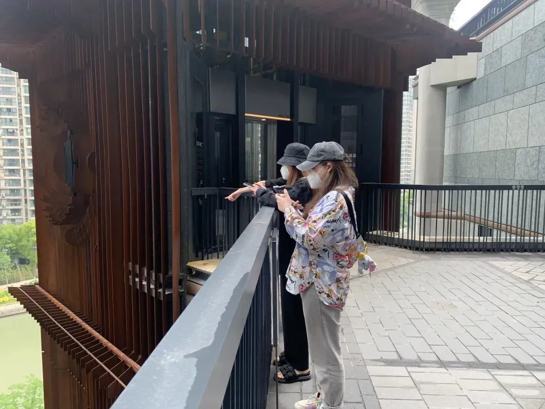 环球港无人能进？淮海路百盛里皮具都霉了？直击更多恢复线下营业现场→