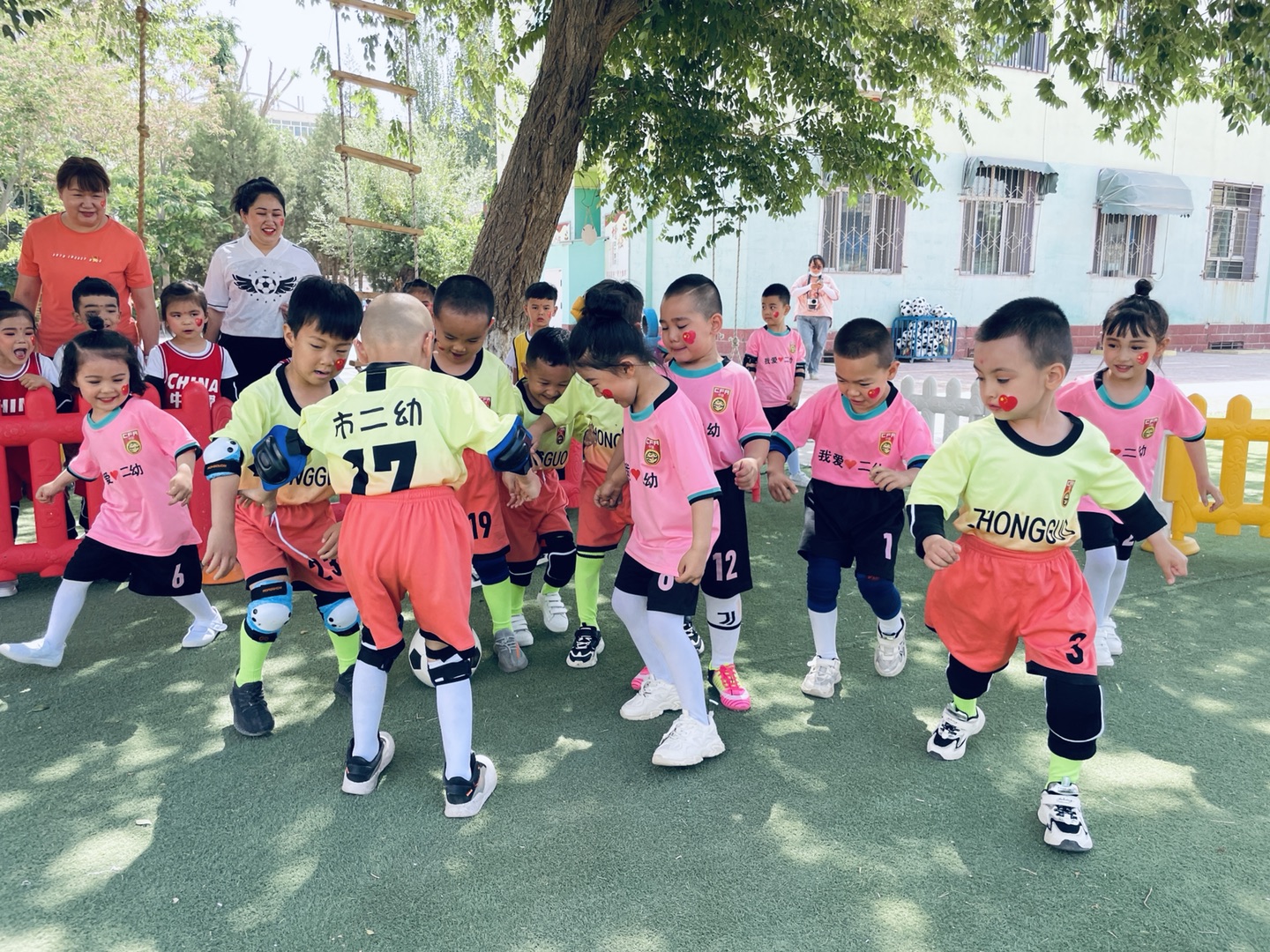 二小第六届文化节足球开幕式舞蹈,临汾市二幼足球嘉年华