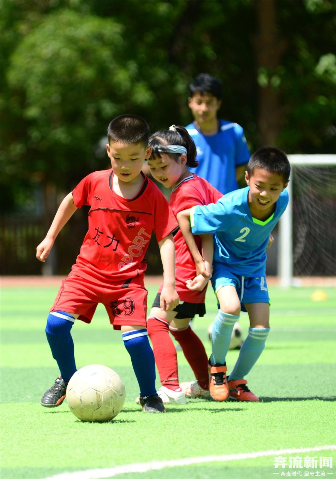 活力四射的足球儿童,乐享双减阳光体育趣味赛