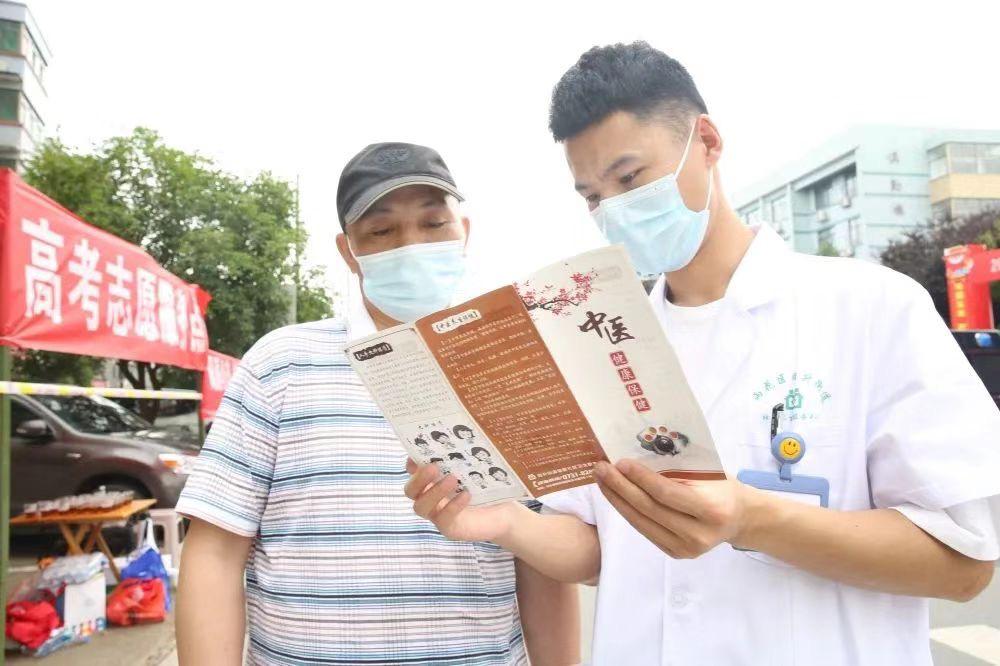 雨花区同升街道：设清凉“益”站与学生家长共盼圆梦