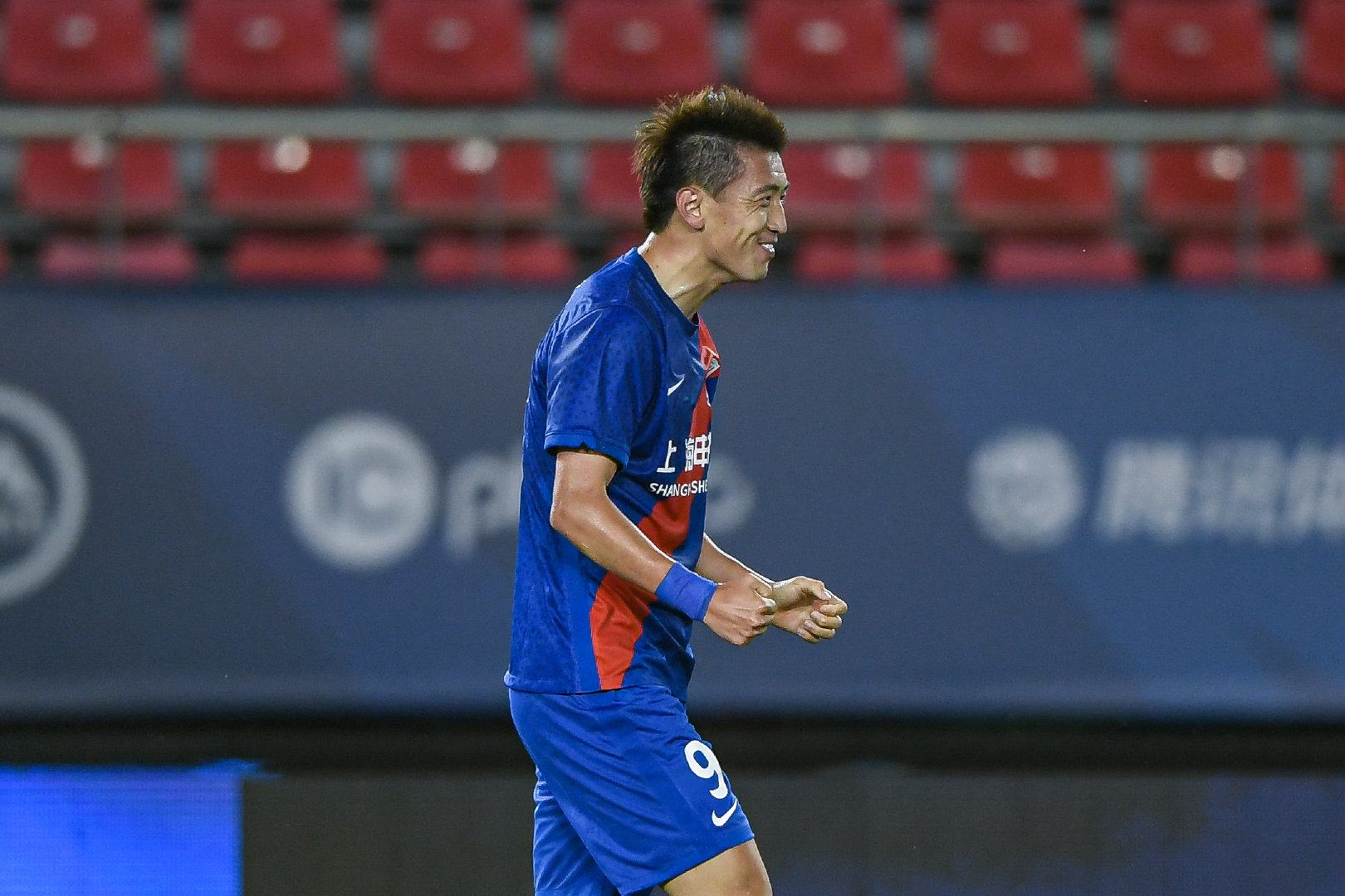 蓝魔徐峰,蓝魔球迷会会长徐峰有钱吗