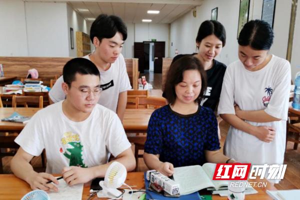 师爱无痕行者无疆——记湖南应用技术学院教师符赛芬