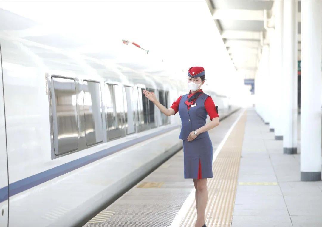 高铁列车上的一些常用功能,高铁列车控制器是啥样的