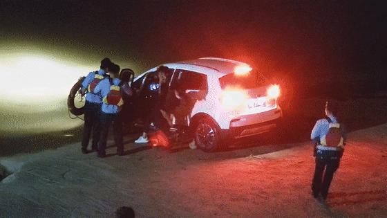 想去江边洗车的杭州男子深夜陷入绝境!他的SUV眼看着就要落入富春江