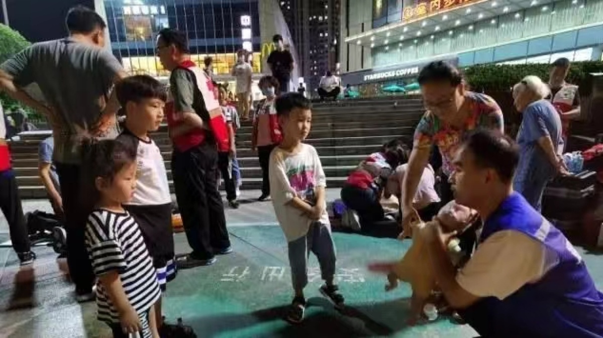 郑州街头现“急救地摊”,郑州急救地摊被央视点赞