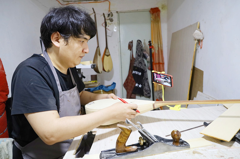 阿勒泰冬不拉制作,冬不拉制作者