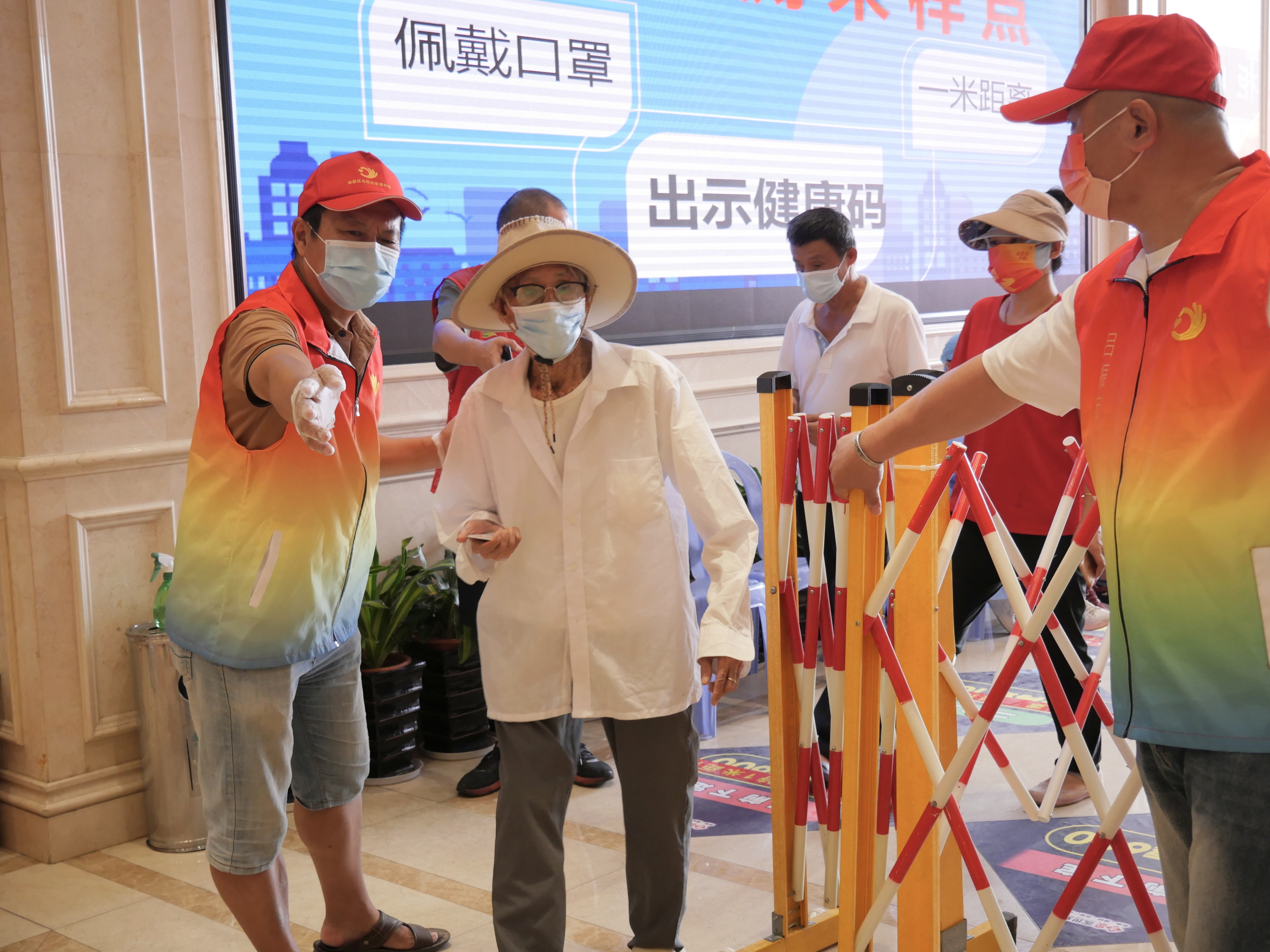 一抹志愿红温暖抗疫路,厦门抗击疫情志愿者