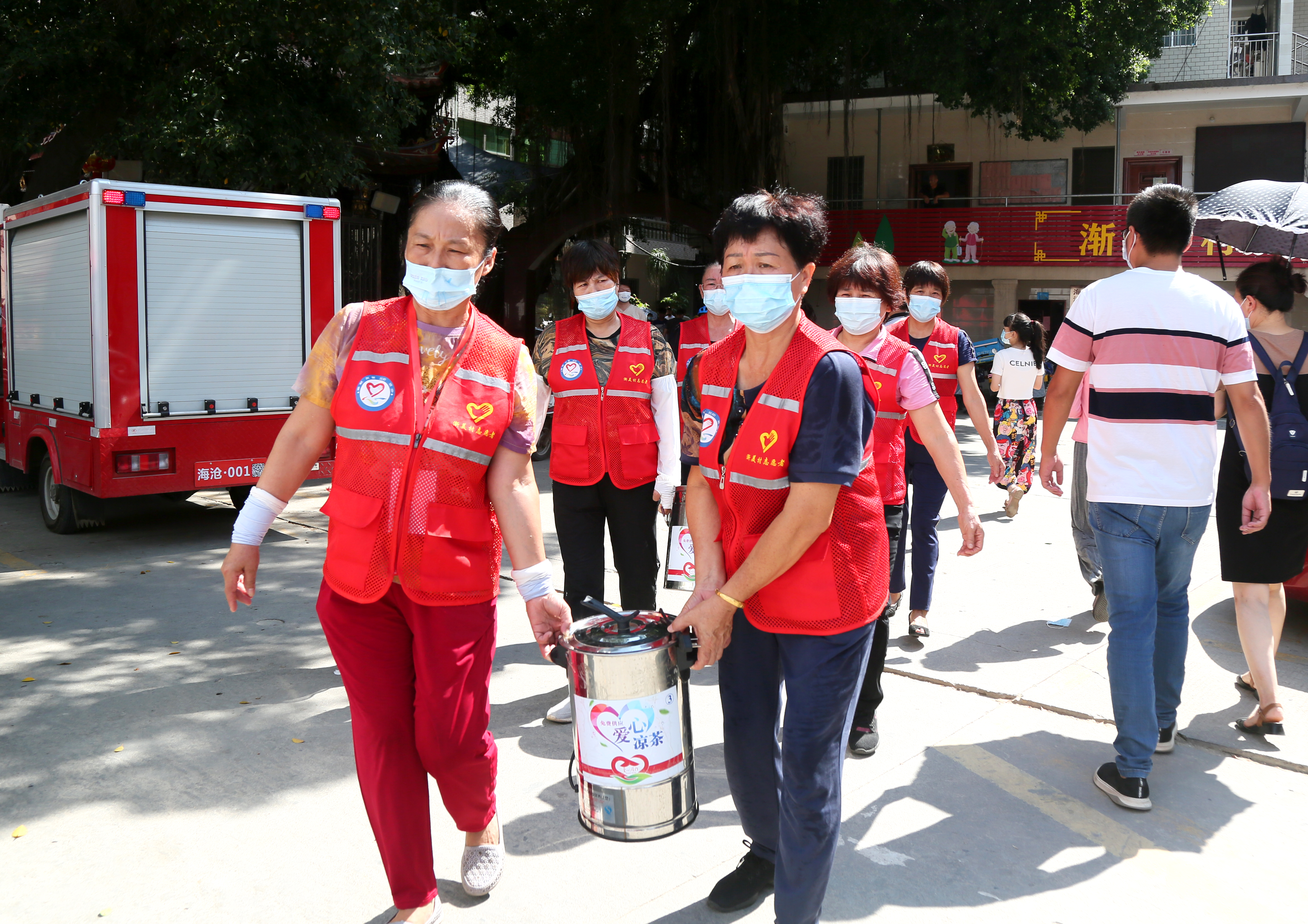 一抹志愿红温暖抗疫路,厦门抗击疫情志愿者