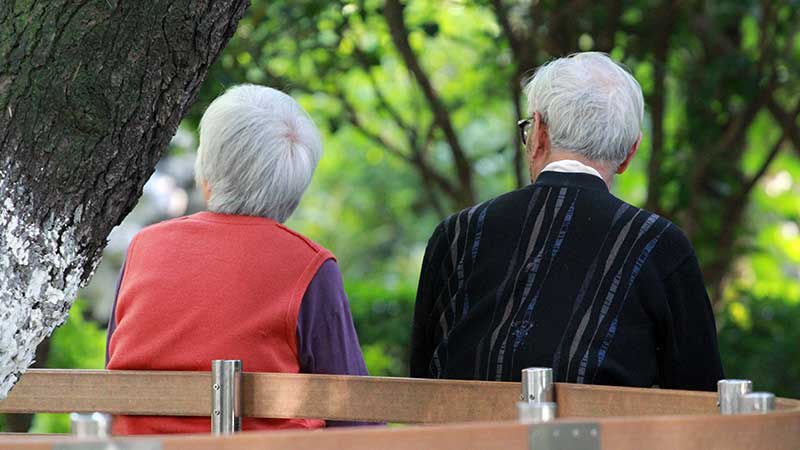 一条短视频圈粉40万，*放播**2亿次？“银发网红”破圈背后...