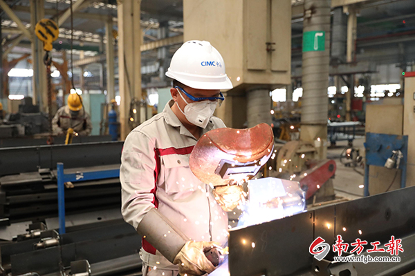 东莞中集：机器人替代了焊枪“蓝领”蜕变成“新工匠”