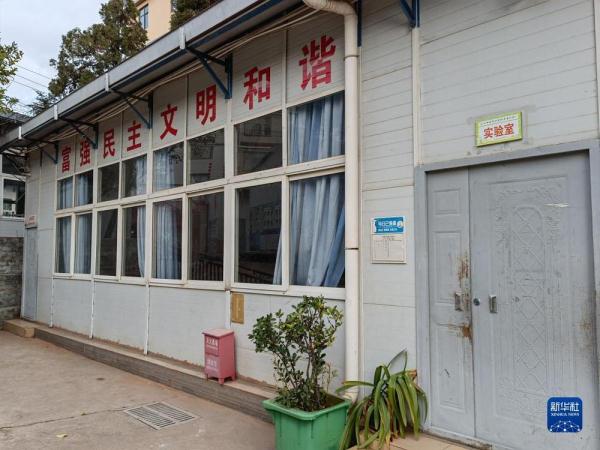 这所学校在板房上课11年，如今搬进了新校园