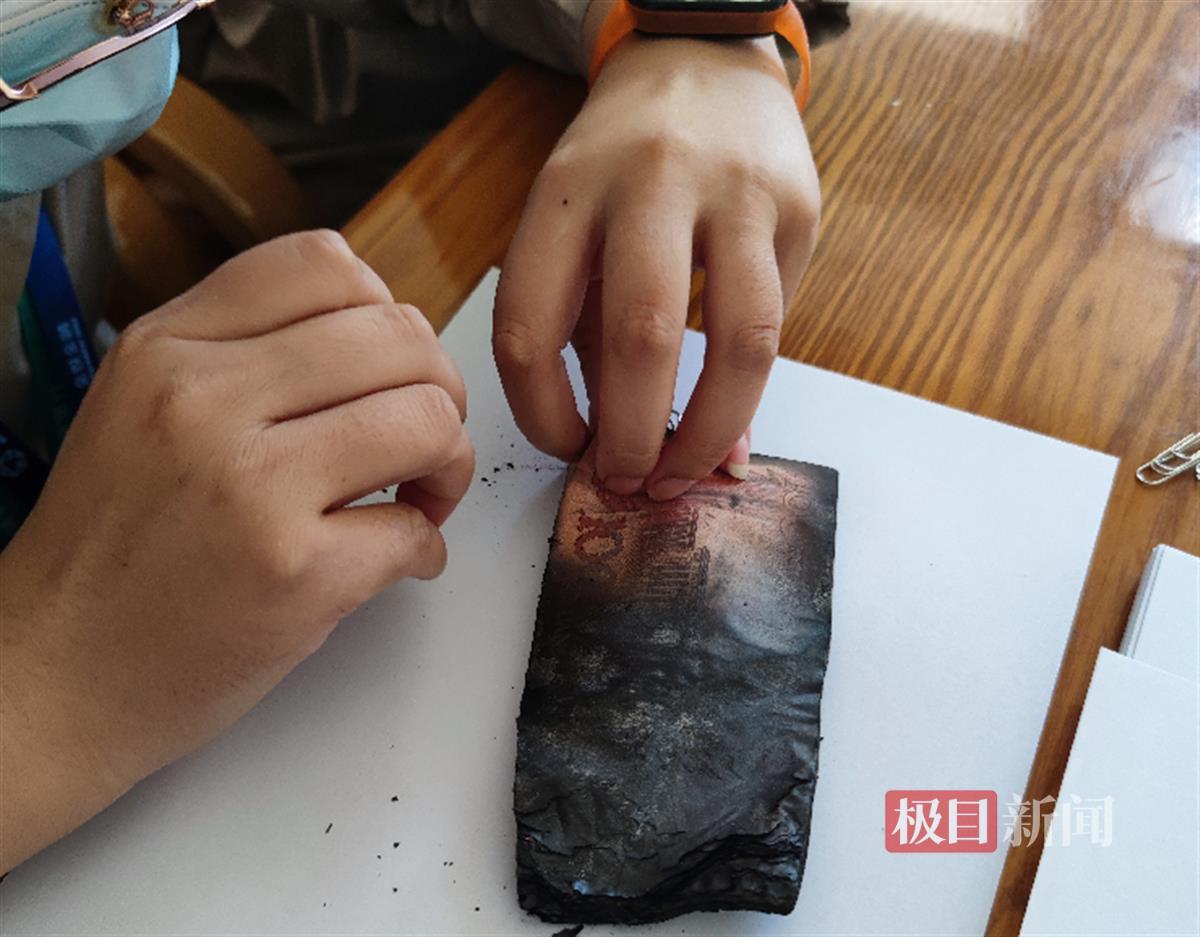 企业50万现金烧焦银行“抢救”兑回24万，工作人员：8人清点10多小时大气都不敢出，生怕弄碎