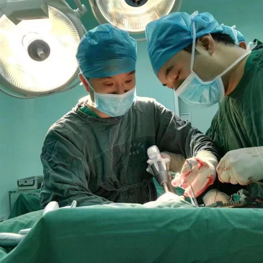 “冬瓜”大肿瘤占满胸腔10大学科专家团队历时10小时艰难救命