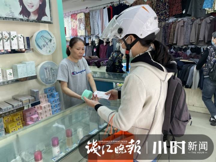 天一冷，这里就“热”，杭州老店豫丰祥过冬用品火了，意外是很多小年轻来光顾