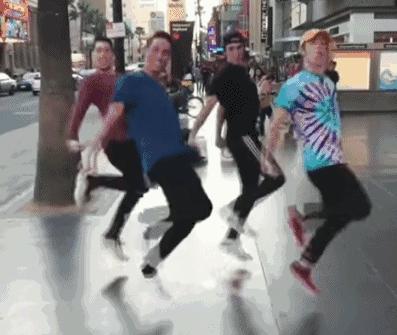 在星际穿越的玉米地摇花手,成了新的互联网荒诞艺术