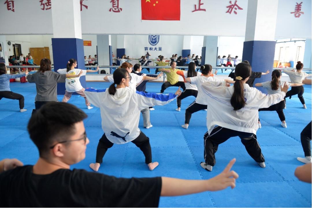 体育运动学校赛艇训练,体育课游泳项目