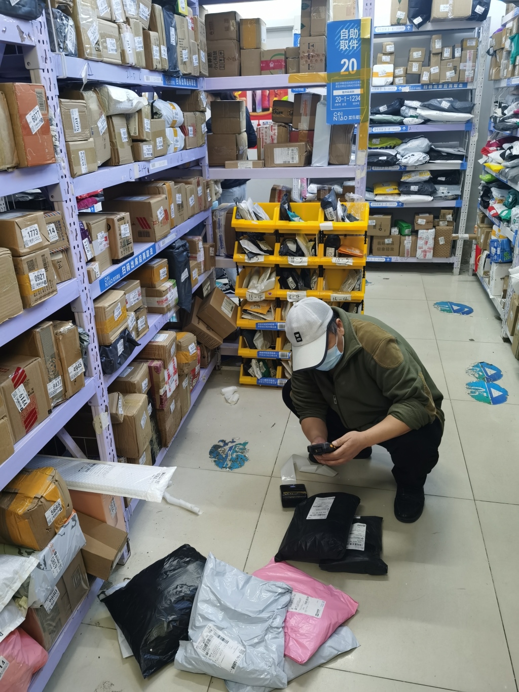 新闻周刊丨什么，今年过“节”不掏钱？“双11”AB面：年轻人忙着省，银发族热衷买