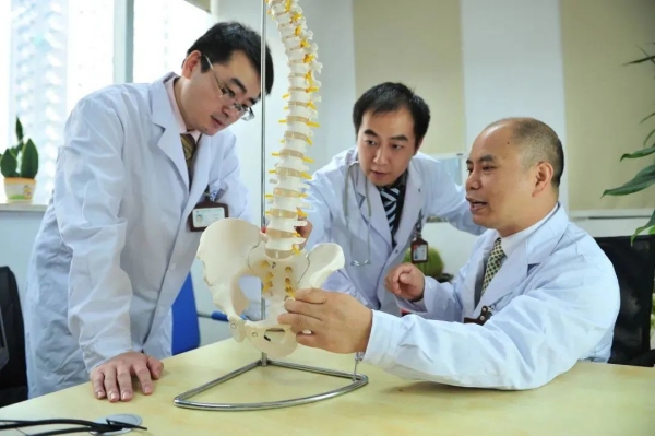 成都二医院骨科手术哪个医生最强,成都二院脊柱侧弯手术