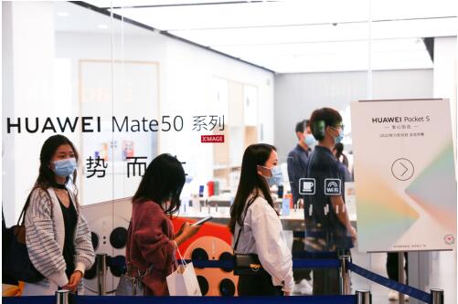 华为PocketS首销引爆市场，深圳线下掀起排队抢购潮
